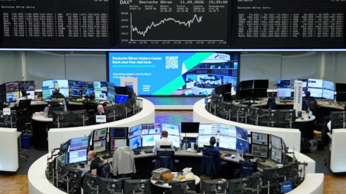 European shares slip as AI slowdown call hits tech, oil surge weighs 