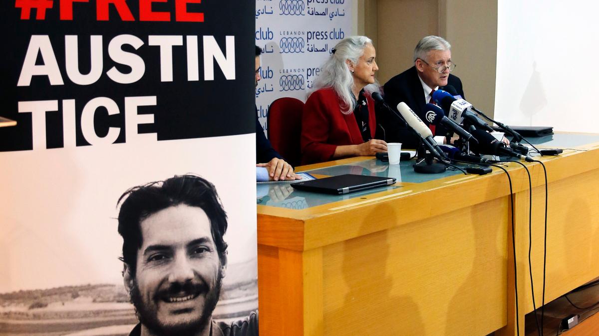 ARCHIVO - Marc y Debra Tice, los padres de Austin Tice, desaparecido en Siria desde hace casi seis años, hablan durante una rueda de prensa, en el Club de Prensa, en Beirut, Líbano, el 4 de diciembre de 2018. El presidente Joe Biden dice que se reunirá con los padres del periodista estadounidense Austin Tice, desaparecido en Siria hace 10 años. Se espera que la reunión con Marc y Debra Tice sea en la Casa Blanca. Debra Tice fue presentada el sábado por la noche como asistente a la Cena de la Asociación de Corresponsales de la Casa Blanca. (AP Photo/Bilal Hussein, Archivo)