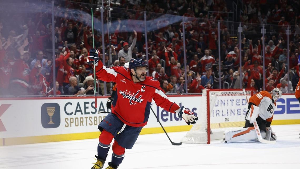 Alex Ovechkin scores twice, Caps end Flyers' road win streak 