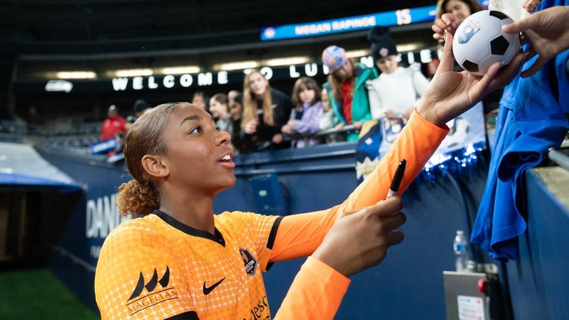 Dash send D Zoe Matthews on loan to Portugal's Benfica 