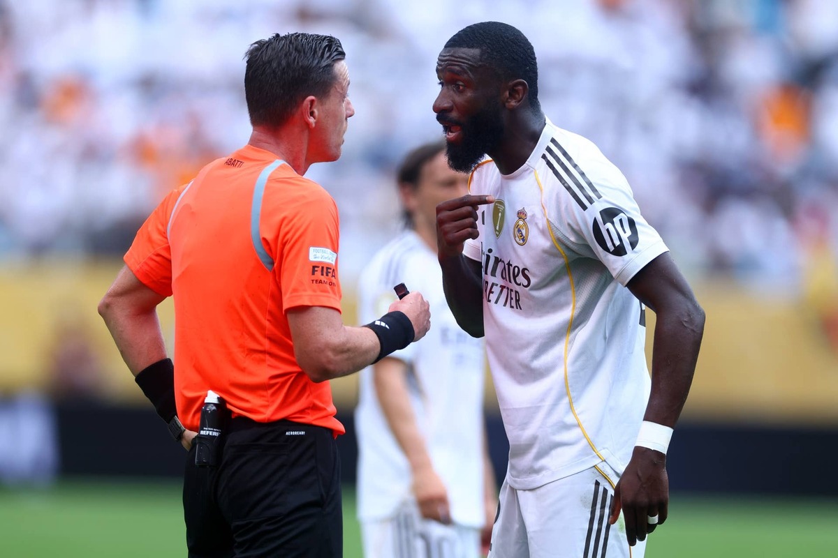  Antonio Rudiger of Real Madrid remonstrates with referee Ramon Abatti Abel during the FIFA Club World Cup 2025 group H match between Real Madrid CF and CF Pachuca. Photo by Chris Brunskill/Fantasista/Getty Images