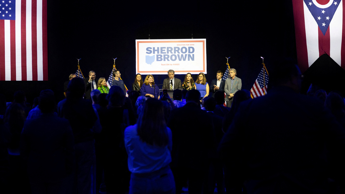 Sherrod Brown speaks at his watch party in Columbus, Ohio, U.S., November 5, 2024. REUTERS/Megan Jelinger