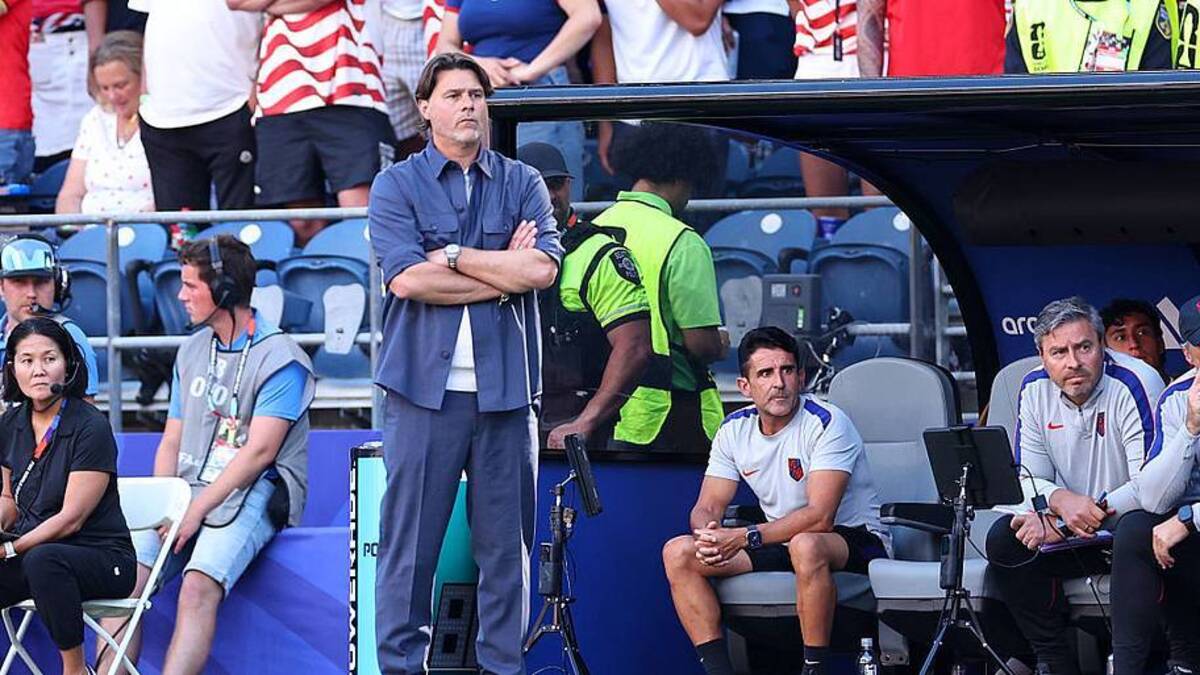  Mauricio Pochettino was on the sideline without his team manager. | Robbie Jay Barratt/AMA/Getty Images 