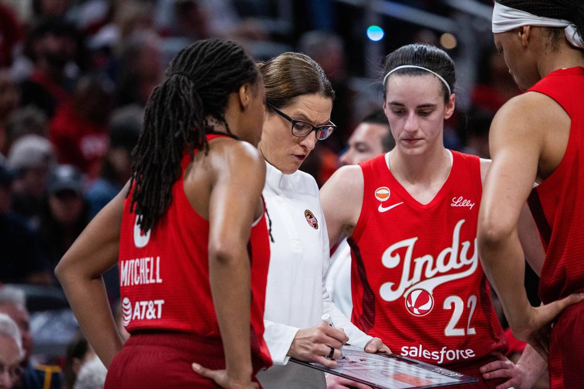  Indiana Fever coach Stephanie White draws up a play. Trevor Ruszkowski-Imagn Images