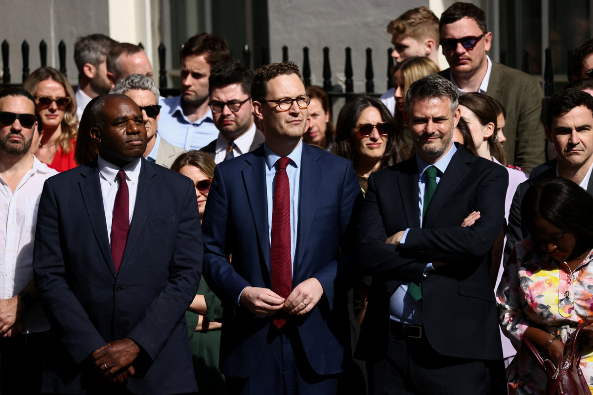 Britain's Deputy Prime Minister and Justice Secretary David Lammy, Chief Secretary to the Prime Minister and Chancellor of the Duchy of Lancaster Darren Jones and 10 Downing Street's staff wait for British Prime Minister Keir Starmer to announce the timeline for his resignation, following Andy Burnham's decisive victory last week in the Makerfield by-election, outside 10 Downing Street, in London, Britain, June 22, 2026. REUTERS/Jack Taylor