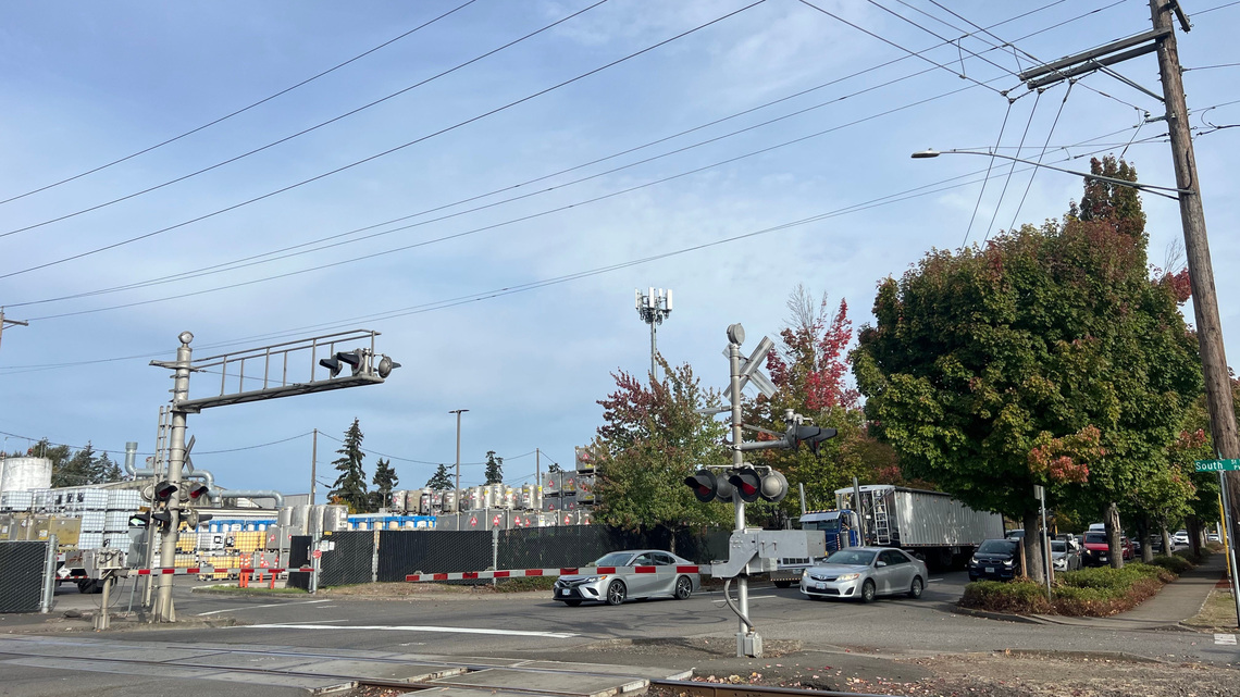 Broken train crossing in Salem snarls morning commute