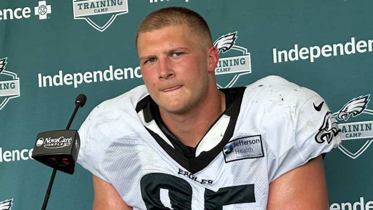  Eagles rookie defensive lineman Ty Robinson speaks with reporters after practice on July 29, 2025. | John McMullen/Eagles On SI 
