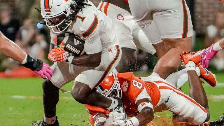 No. 4 Miami's defense records 6 sacks, overwhelms Clemson 