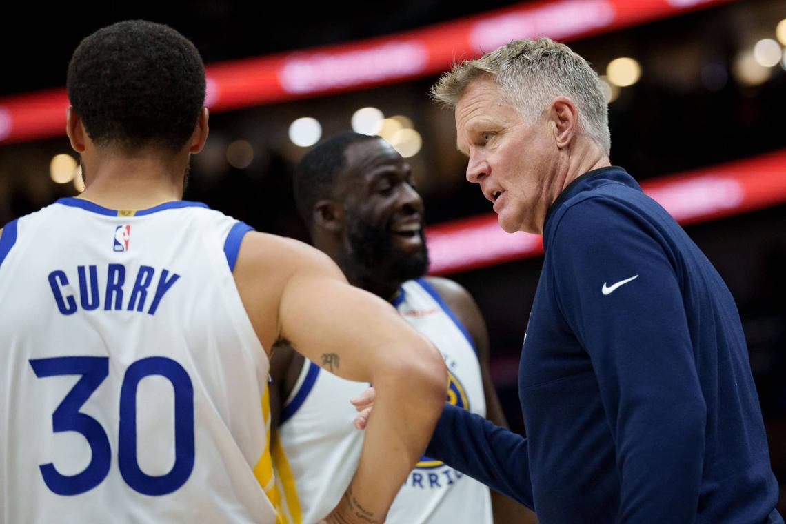  Golden State Warriors head coach Steve Kerr talks to guard Stephen Curry (30) and forward Draymond Green (23). © Matthew Hinton-Imagn Images