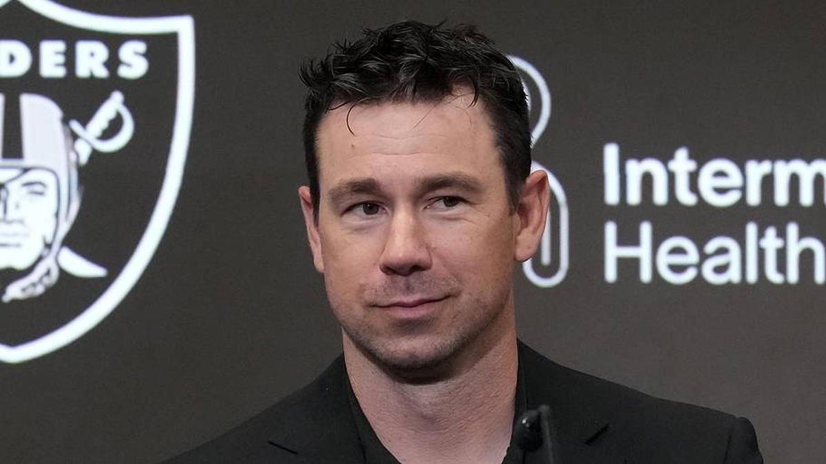  Apr 24, 2026; Henderson, NV, USA; Las Vegas Raiders coach Klint Kubiak at press conference at Intermountain Health Performance Center. Mandatory Credit: Kirby Lee-Imagn Images | Kirby Lee-Imagn Images 
