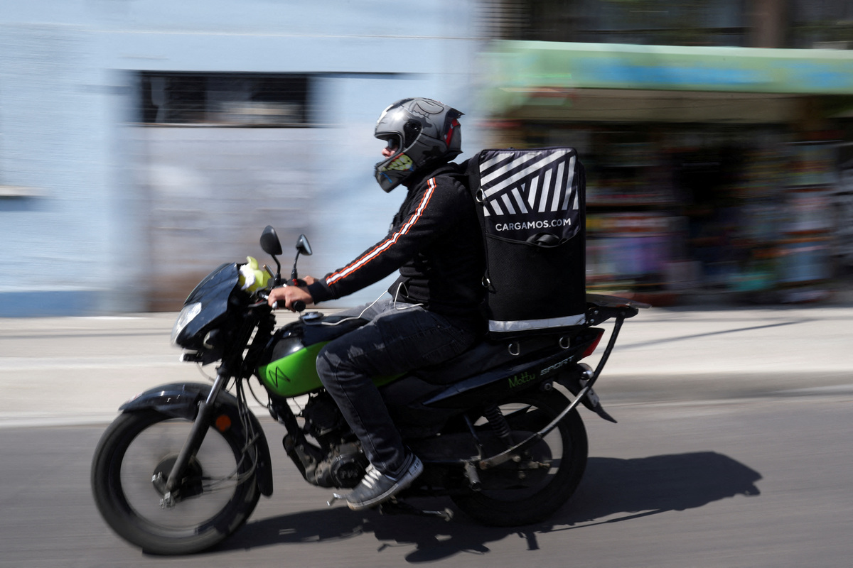 FILE PHOTO: Roberto, a delivery driver, transports food orders in Mexico City, Mexico October 16, 2024. REUTERS/Gustavo Graf/File Photo
