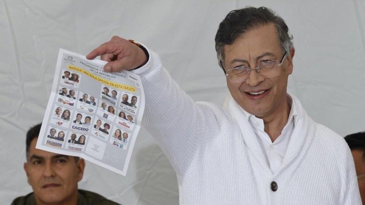 Colombian President Gustavo Petro shows his ballot for the first round of the country's presidential election in Bogota on May 31. Petro voted to choose his successor for the 2026-2030 term, which begins August 7. Photo by Mauricio Duenas Castaneda/EPA