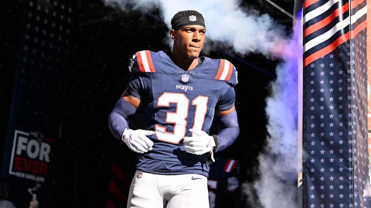  Nov 2, 2025; Foxborough, Massachusetts, USA; New England Patriots safety Craig Woodson (31) runs out of the tunnel before a game against the Atlanta Falcons at Gillette Stadium. Mandatory Credit: Eric Canha-Imagn Images | Eric Canha-Imagn Images 