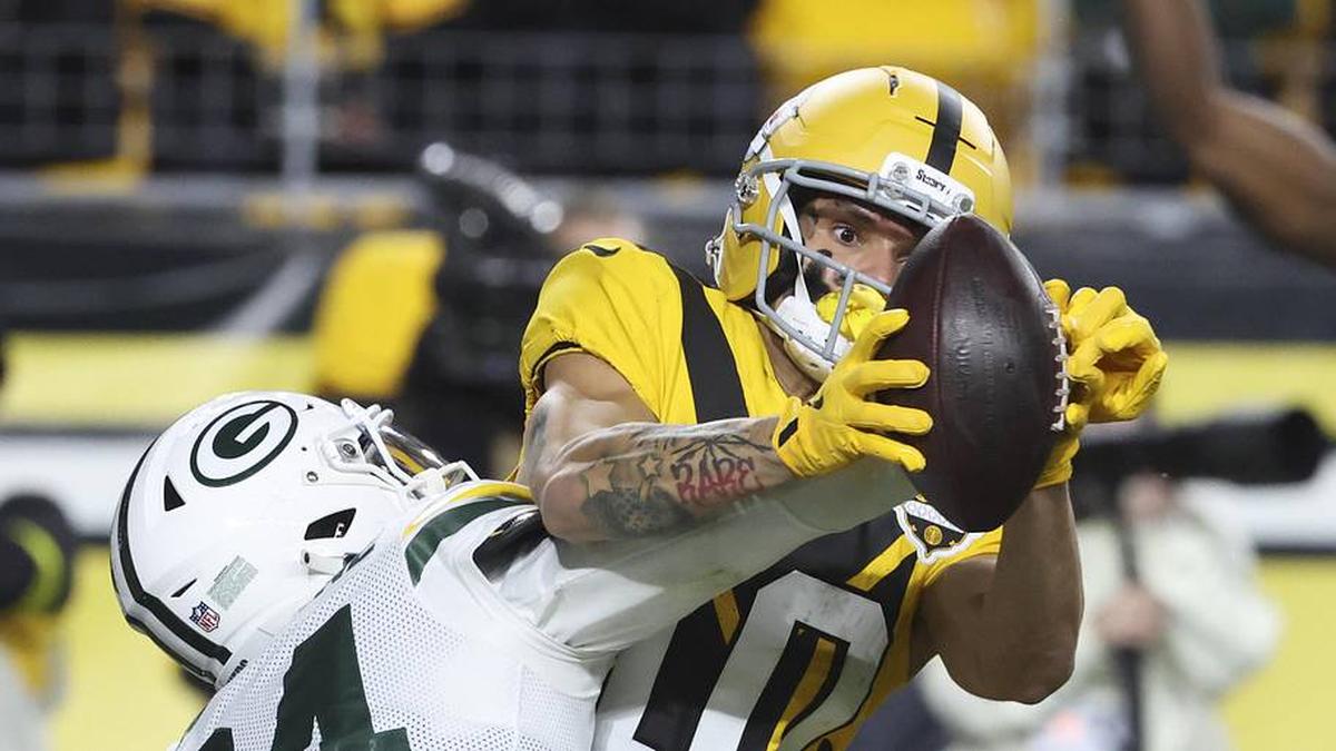  Oct 26, 2025; Pittsburgh, Pennsylvania, USA; Pittsburgh Steelers wide receiver Roman Wilson (10) attempts a catch against Green Bay Packers cornerback Carrington Valentine (24) during the fourth quarter at Acrisure Stadium. Mandatory Credit: Charles LeClaire-Imagn Images | Charles LeClaire-Imagn Images 