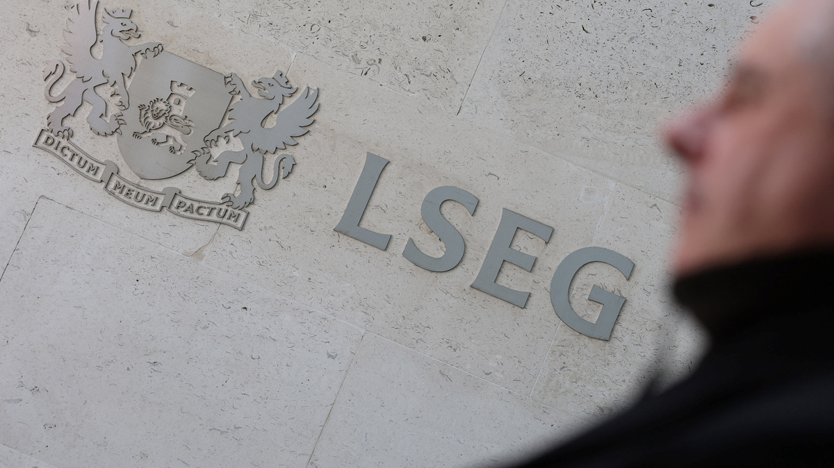 Signage is seen outside the LSEG (London Stock Exchange Group) headquarters in Paternoster Square, London, Britain, April 25, 2025. REUTERS/Toby Melville