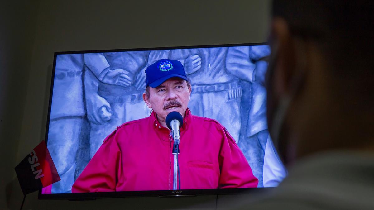 Un hombre observa en televisión un discurso del presidente Daniel Ortega el miércoles 23 de junio de 2021, en su casa en Managua, Nicaragua. (AP Foto/Miguel Andrés)