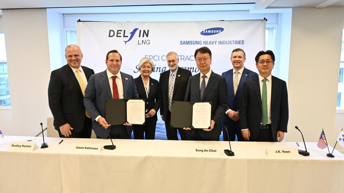 Samsung Heavy Industries Vice Chairman Choi Sung-an, third from right, poses with officials after a signing ceremony for the Delfin FLNG project in Washington on Tuesday. Photo courtesy of Samsung Heavy Industries
                                            
