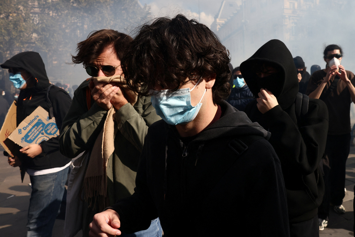 Police and protesters clash in some of France's worst unrest in years ...