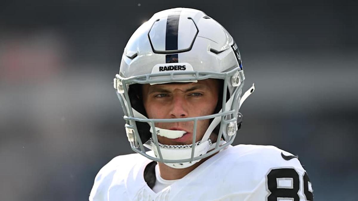  Dec 14, 2025; Philadelphia, Pennsylvania, USA; Las Vegas Raiders tight end Brock Bowers (89) looks on before the game against the Philadelphia Eagles at Lincoln Financial Field. Mandatory Credit: Eric Hartline-Imagn Images | Eric Hartline-Imagn Images 