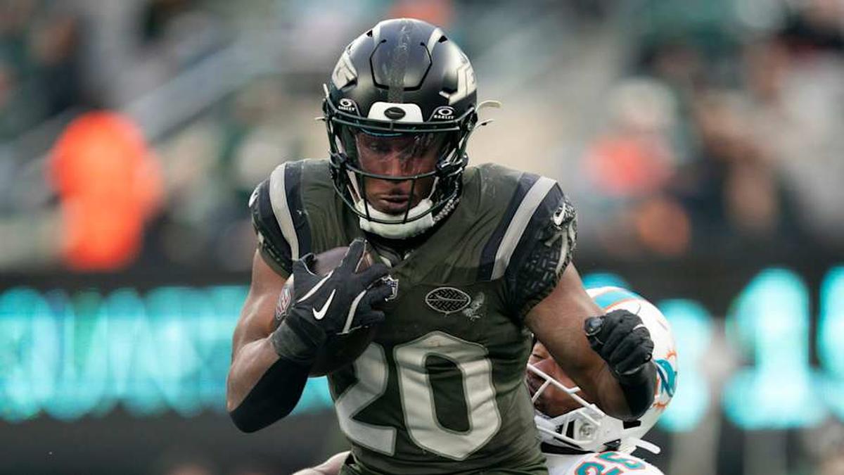  New York Jets running back Breece Hall (20) runs the ball before being tackled by Miami Dolphins linebacker Tyrel Dodson (25) during a week 14 football game between the New York Jets and Miami Dolphins at MetLife Stadium on Sunday, Dec. 7, 2025. | Julian Leshay Guadalupe/NorthJersey.com / USA TODAY NETWORK via Imagn Images 