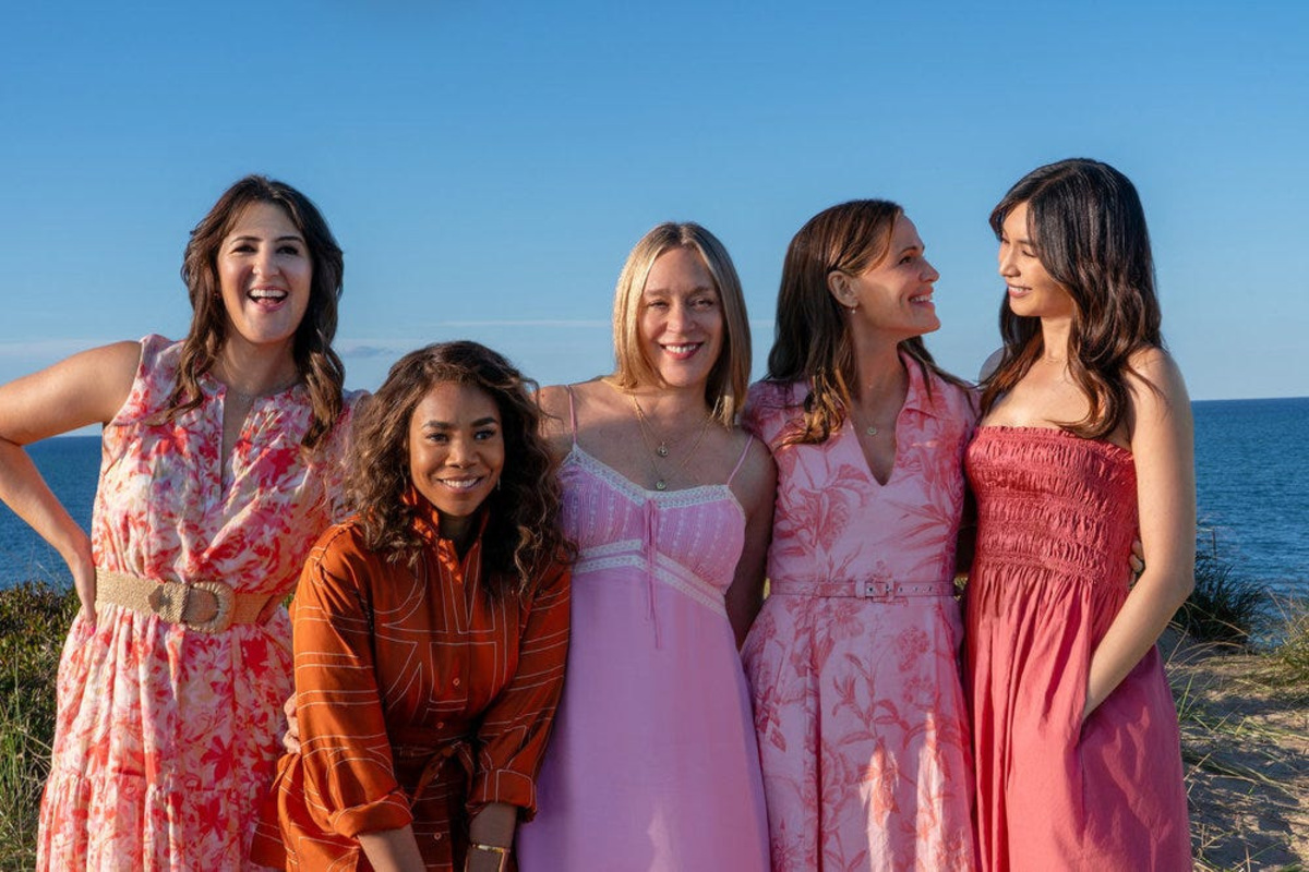 Hollis (Jennifer Garner), second from right, assembles a group of friends for a short stay in "The Five-Star Weekend": Brooke (D’Arcy Carden), Dru-Ann (Regina Hall), Tatum (Chloë Sevigny) and Gigi (Gemma Chan).