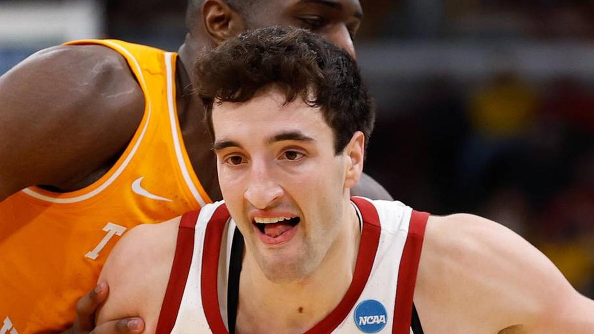  Mar 27, 2026; Chicago, IL, USA; Iowa State Cyclones forward Milan Momcilovic (22) drives the ball against Tennessee Volunteers forward Jaylen Carey (23) in the first half during a Sweet Sixteen game of the Midwest Regional of the men's 2026 NCAA Tournament at United Center. Mandatory Credit: Kamil Krzaczynski-Imagn Images | Kamil Krzaczynski-Imagn Images 