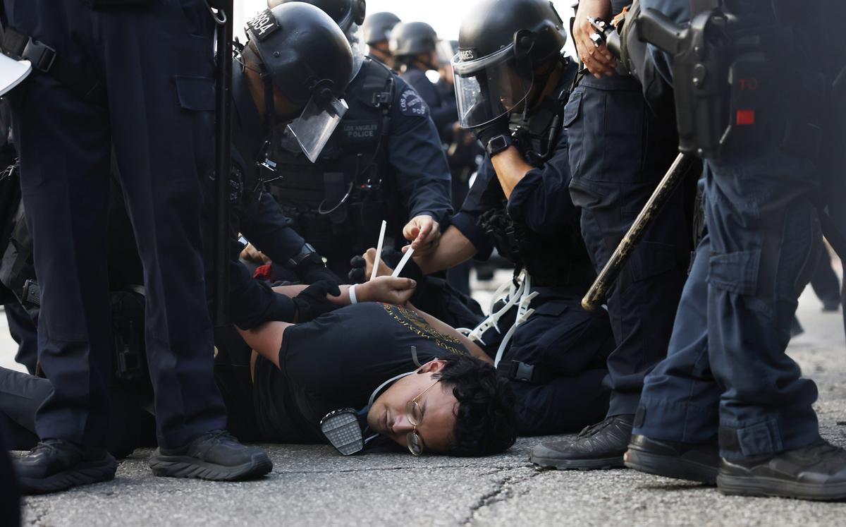 Policías arrestan a un manifestante en el centro de Los Ángeles, California, el lunes 9 de junio de 2025