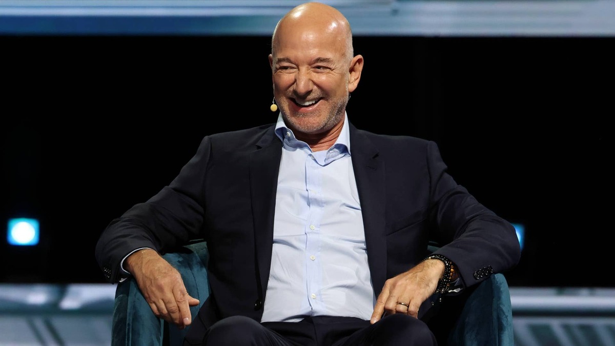 Jeff Bezos makes surprising prediction for workers as Amazon cuts jobs 