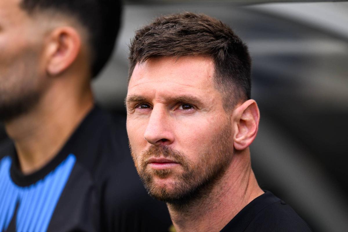  Argentina forward Lionel Messi (10) stands on the sideline. © Daniel Bartel-Imagn Images