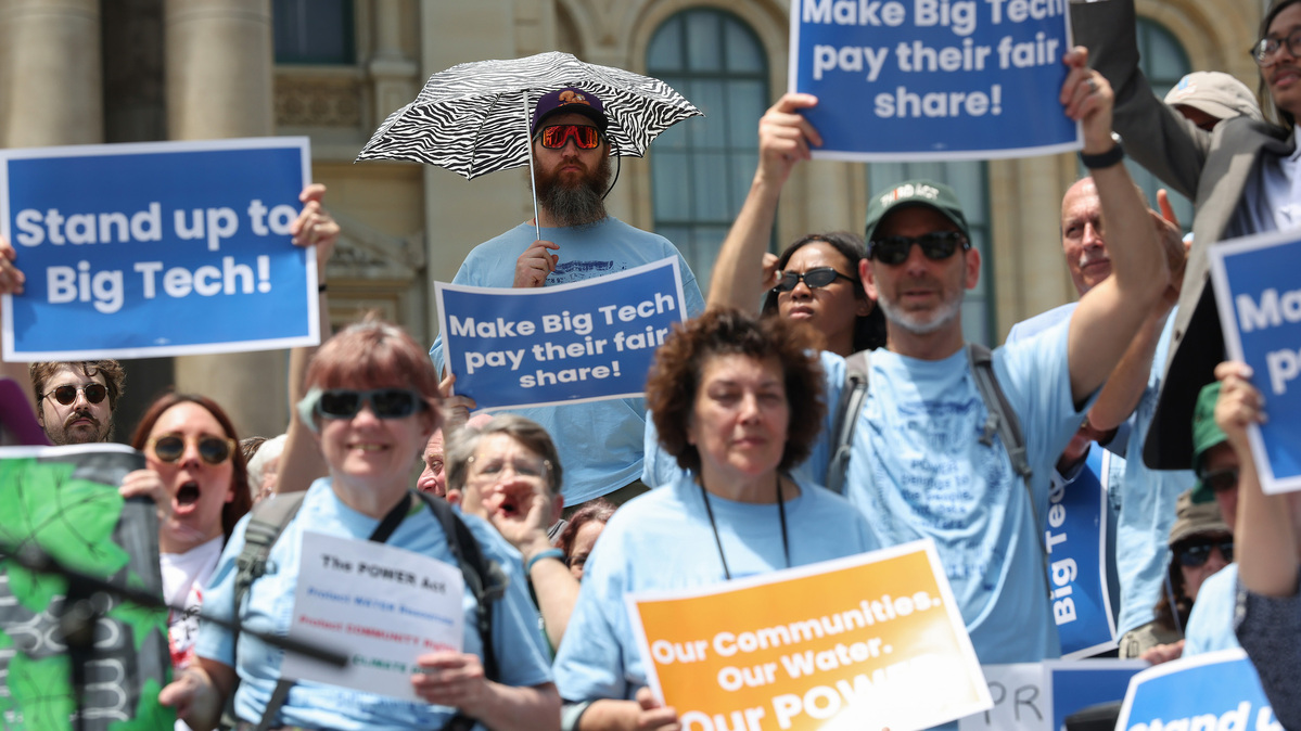 Demonstrators rally about proposed legislation to regulate construction of data centers during the spring legislative session outside the Illinois State Capitol in Springfield, Illinois, on May 30, 2026. (John J. Kim/Chicago Tribune/TNS)