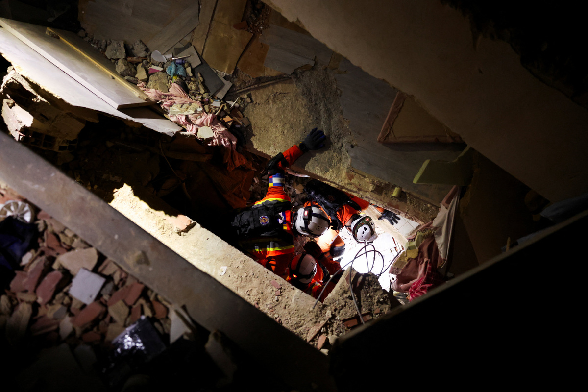 Members of the El Salvador rescue team search for survivors in the rubble of a collapsed building following an earthquake, in La Guaira, Venezuela, June 26, 2026. REUTERS/Leonardo Fernandez Viloria