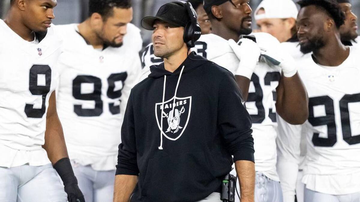  Aug 23, 2025; Glendale, Arizona, USA; Las Vegas Raiders defensive line coach Rob Leonard against the Arizona Cardinals during a preseason NFL game at State Farm Stadium. Mandatory Credit: Mark J. Rebilas-Imagn Images | Mark J. Rebilas-Imagn Images 
