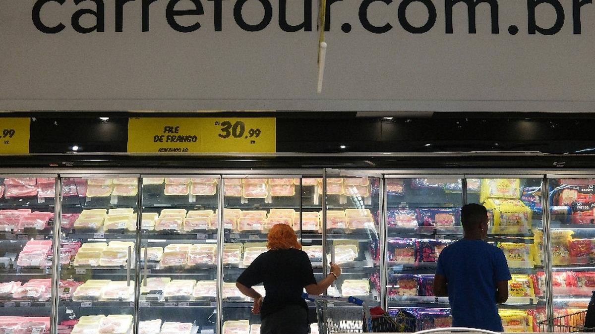 People look to the shelves with meat in Carrefour supermarket in Sao Paulo, Brazil November 27, 2024. REUTERS/Amanda Perobelli