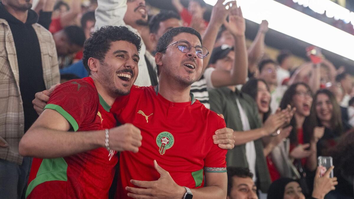 Miles de hinchas de Marruecos reunidos este sábado en el Estadio Moulay Hassan de Rabat siguen con expectación el partido inaugural del Grupo C del Mundial contra Brasil jugado en la ciudad estadounidense de Newark y que terminó igualado 1-1. EFE/EPA/JALAL MORCHIDI