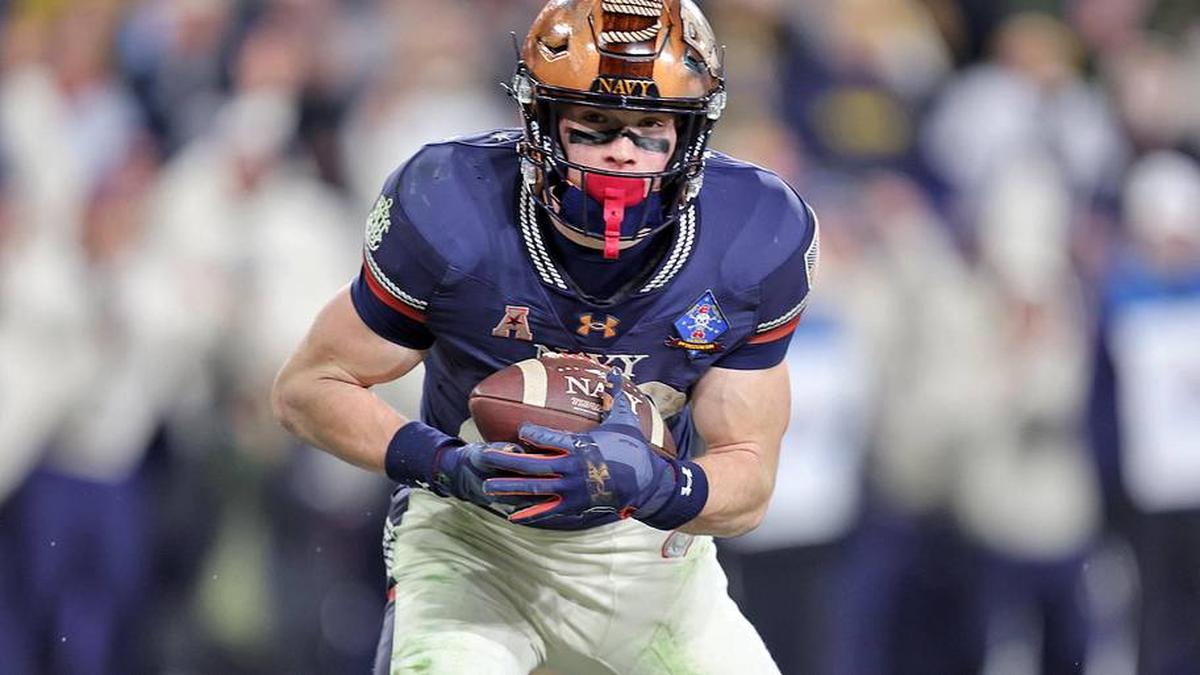  Dec 13, 2025; Baltimore, Maryland, USA; Navy Midshipmen slotback Eli Heidenreich (22) catches a pass for a touchdown against the Army Black Knights during the second half of the 126th Army-Navy game at M&T Bank Stadium. Mandatory Credit: Danny Wild-Imagn Images | Danny Wild-Imagn Images 