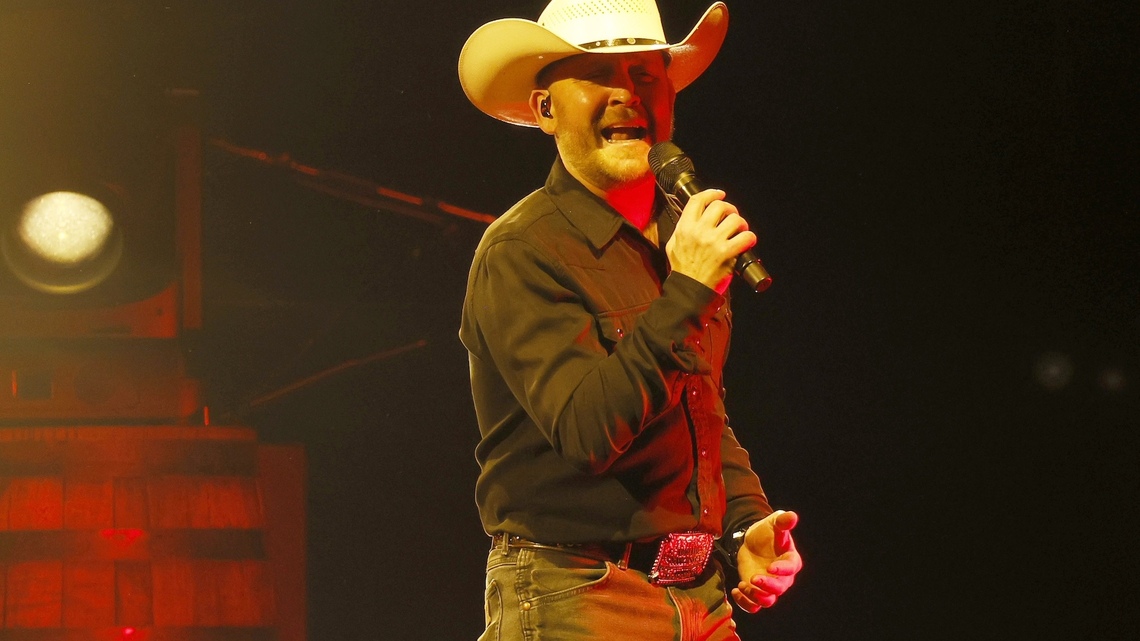 Country Singer Justin Moore Announces Touring Break to ‘Focus on My Health' 