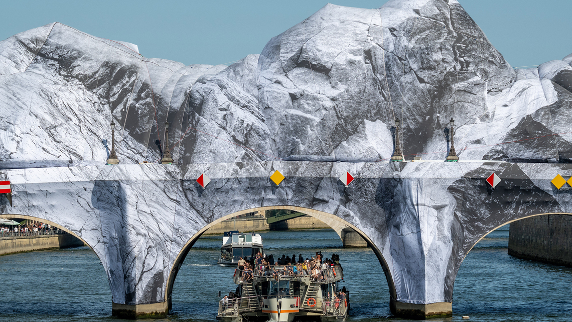 A fake mountain and real magic transform Paris' oldest bridge 