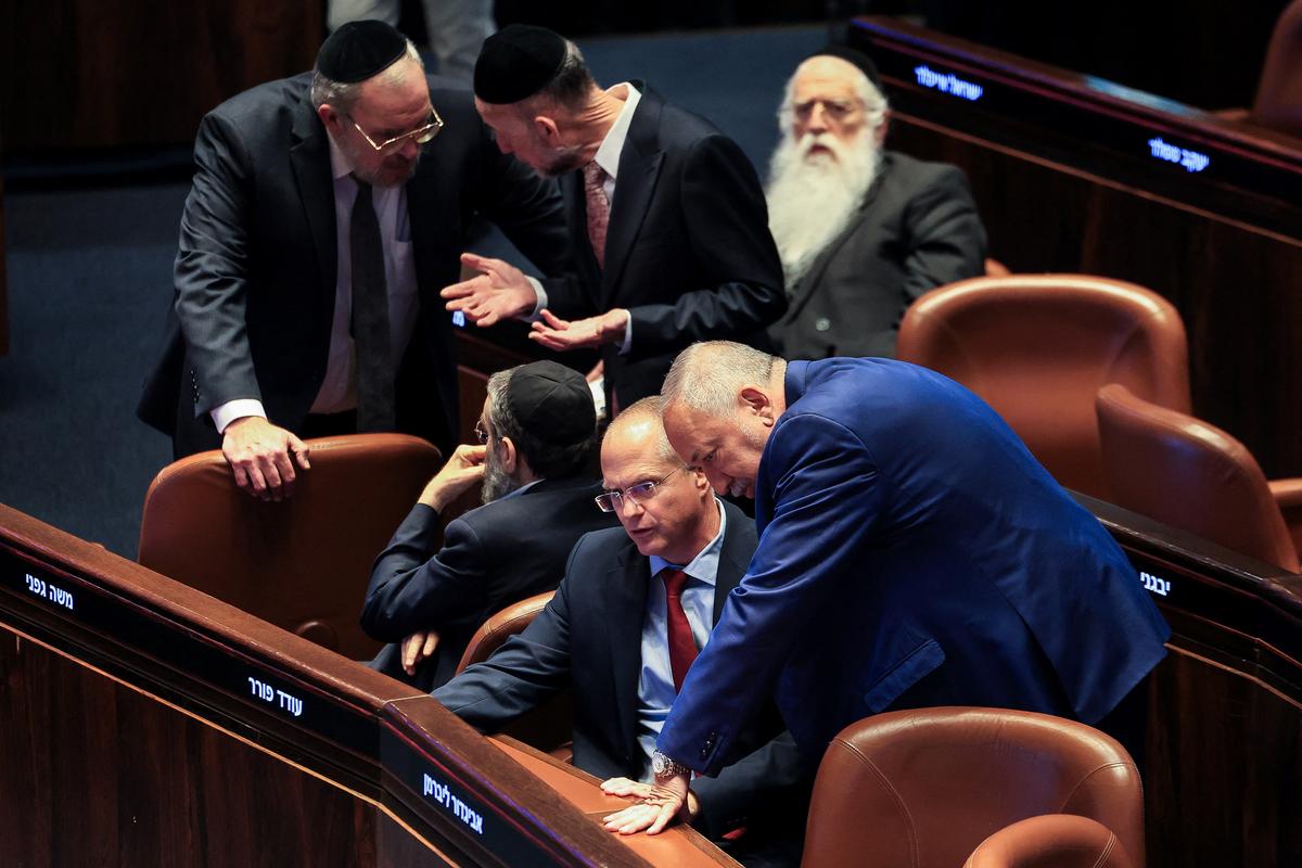 Israeli politicians react following a vote to dissolve the Knesset before the end of its term, in the Knesset, Israel's parliament in Jerusalem, May 20, 2026. REUTERS/Ronen Zvulun