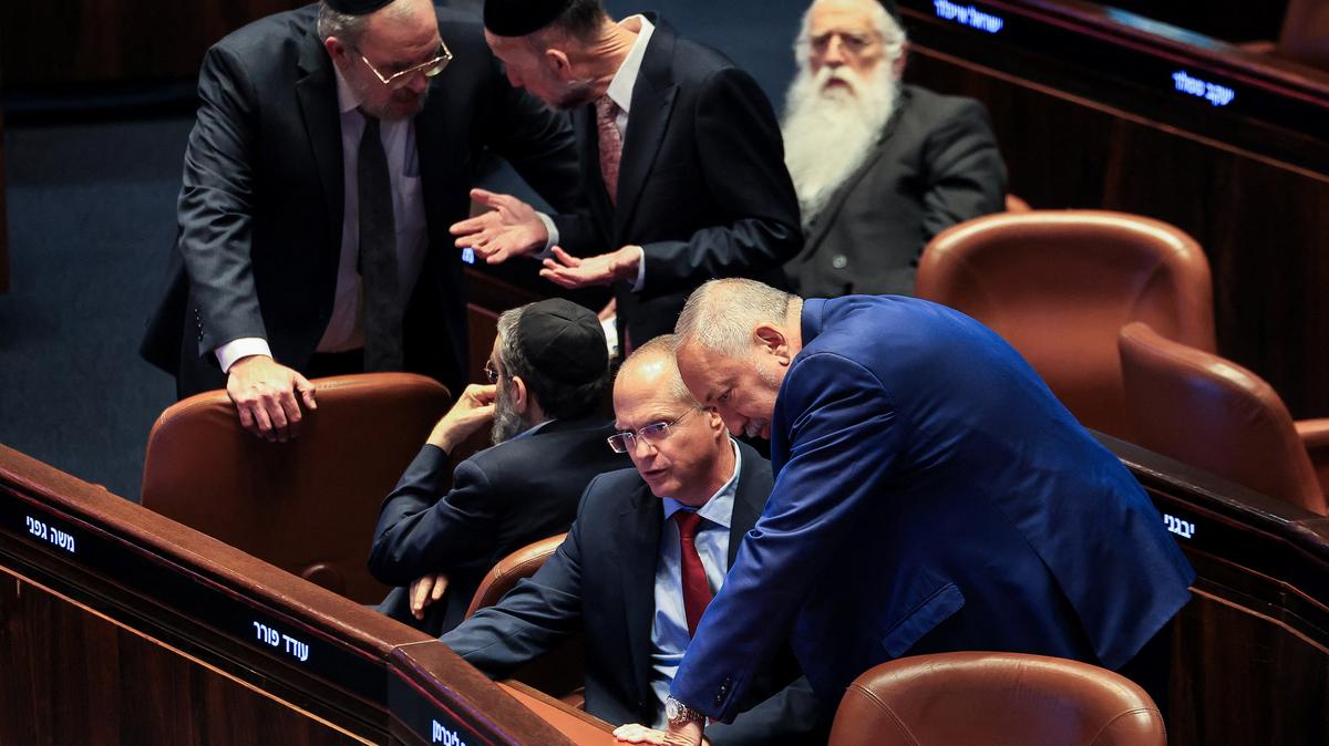 Israeli politicians react following a vote to dissolve the Knesset before the end of its term, in the Knesset, Israel's parliament in Jerusalem, May 20, 2026. REUTERS/Ronen Zvulun