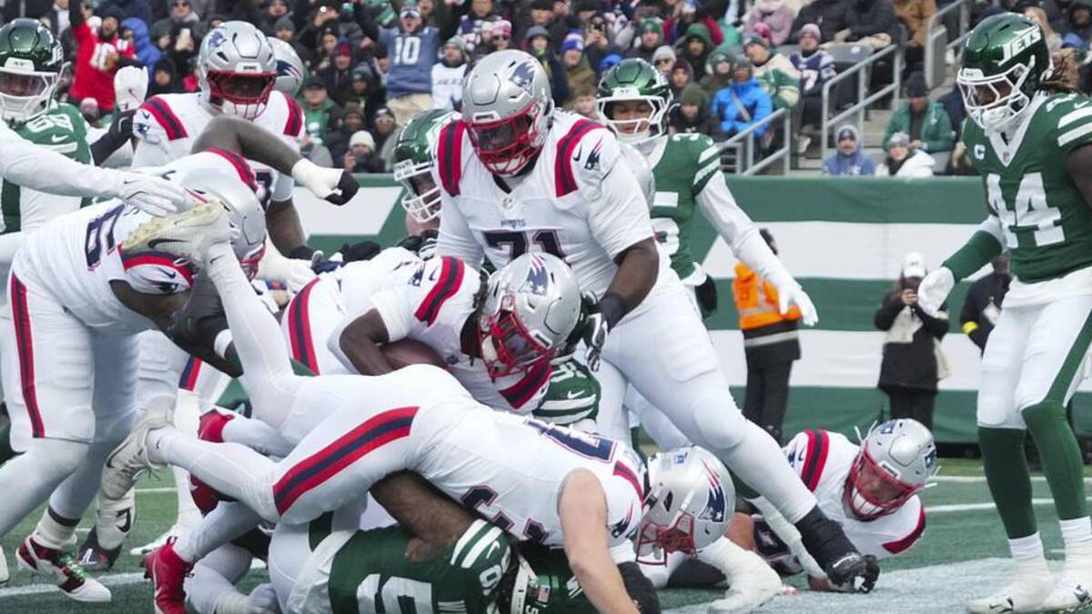  Dec 28, 2025; East Rutherford, New Jersey, USA; New England Patriots running back Rhamondre Stevenson (38) scores a touchdown against the New York Jets during the first quarter of the game at MetLife Stadium. Mandatory Credit: Robert Deutsch-Imagn Images | Robert Deutsch-Imagn Images 
