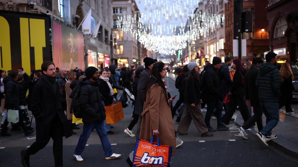 Shoppers walk on Oxford Street during Boxing Day sales, in London, Britain, December 26, 2025. REUTERS/Isabel Infantes