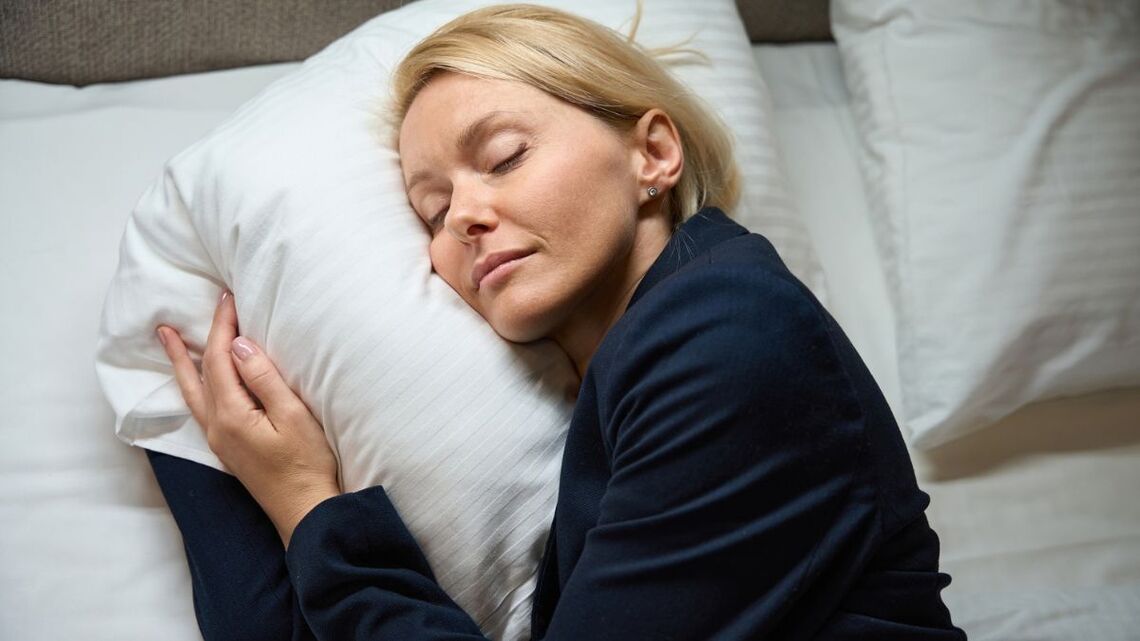 Andrew Huberman’s 30-Second Sleep Hack Finally Fixed My 3 Am Wake-Ups