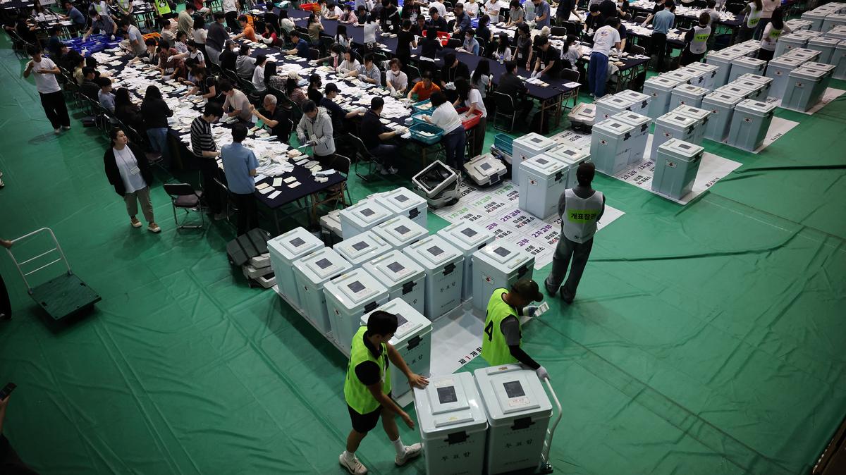 Election officials carrying the ballots for local elections arrive at a counting center in Seoul, South Korea, June 3, 2026.     REUTERS/Kim Hong-Ji