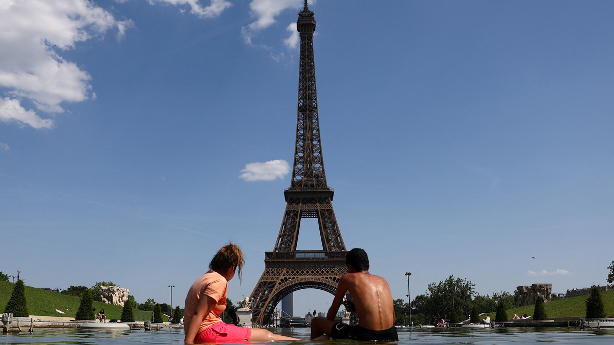 People cool off in the Trocadero Fountain next to the Eiffel Tower in Paris as temperatures rise during a heatwave affecting a large part of France, June 22, 2026. REUTERS/Abdul Saboor