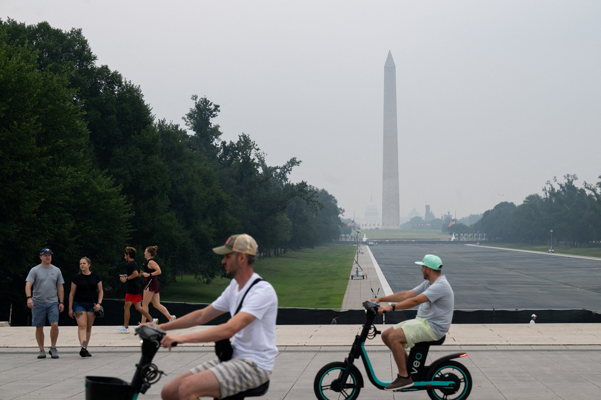 People visit the Lincoln Memorial as smoke from Canadian wildfires lingers Washington, D.C., U.S., July 18, 2026. REUTERS/Annabelle Gordon