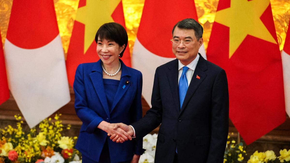 Japan's Prime Minister Sanae Takaichi shakes hands with Vietnam's Prime Minister Le Minh Hung during a welcoming ceremony in Hanoi, Vietnam, May 2, 2026. REUTERS/Thinh Nguyen