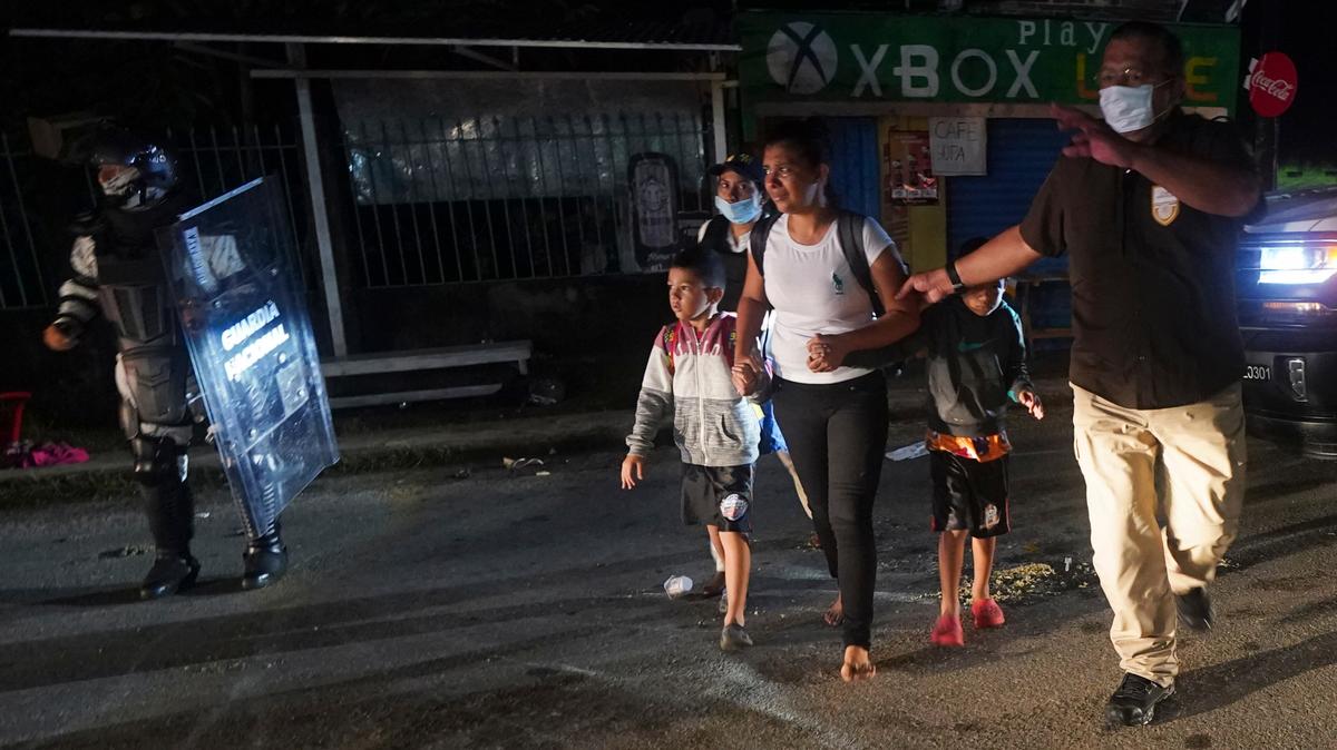 Agentes de inmigración mexicanos detienen a migrantes centroamericanos que forman parte de una caravana que se dirige hacia el norte desde Huixtla, estado de Chiapas, México, el domingo 5 de septiembre de 2021. (AP Foto/Marco Ugarte)
