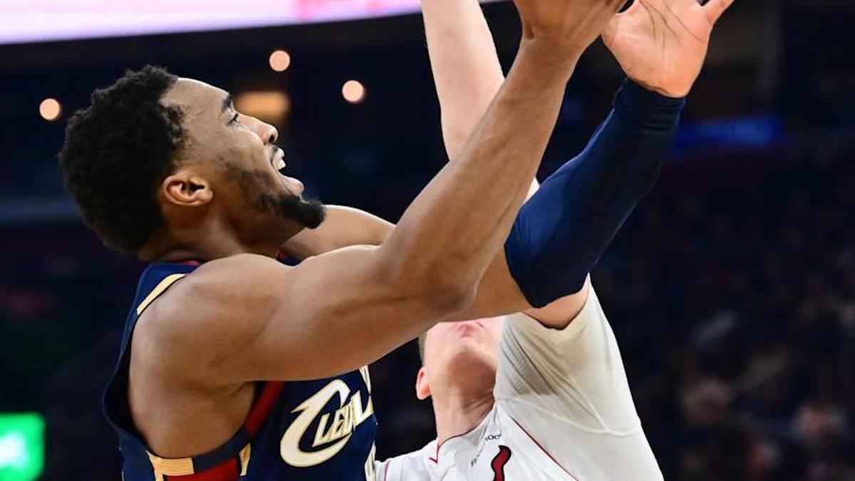  Mar 27, 2026; Cleveland, Ohio, USA; Cleveland Cavaliers guard Donovan Mitchell (45) drives to the basket against Miami Heat guard Kasparas Jakucionis (25) during the second half at Rocket Arena. Mandatory Credit: Ken Blaze-Imagn Images | Ken Blaze-Imagn Images 