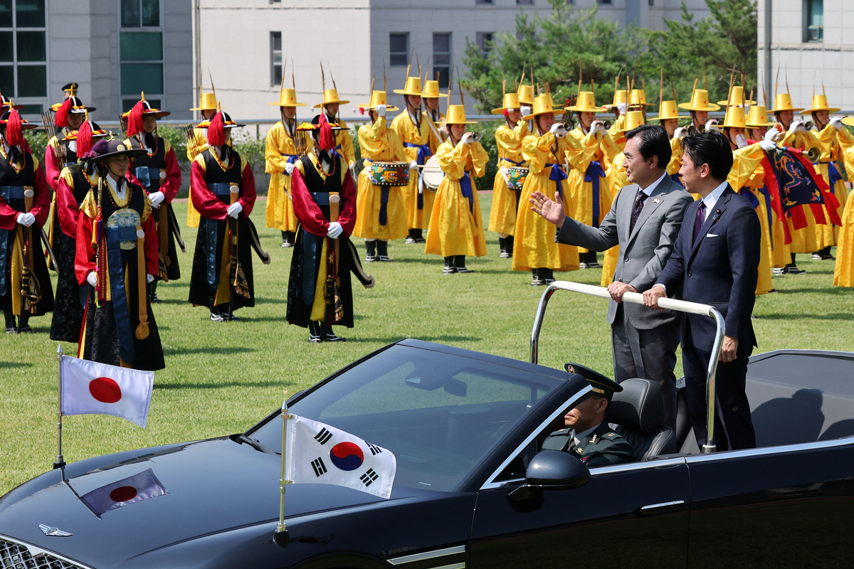 Japanese Defence Minister Shinjiro Koizumi and South Korean Defence Minister Ahn Gyu-back inspect honor guards during a welcoming ceremony before their meeting at the Defence Ministry in Seoul, South Korea, June 28, 2026.   REUTERS/Kim Hong-Ji/Pool