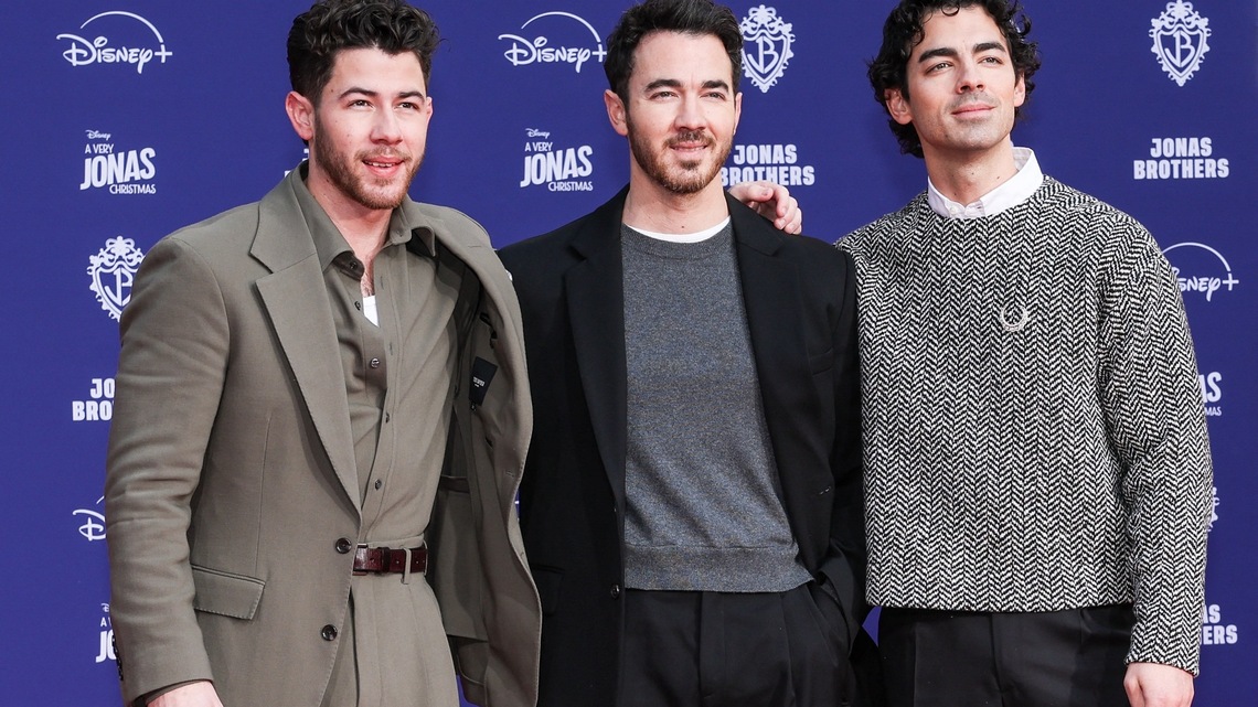 Joe Jonas kontert die Frage eines Fans, ob die Jonas Brothers verschuldet ...